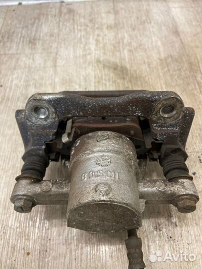 Суппорт задний правый Toyota Avensis T25 2AZ-FSE