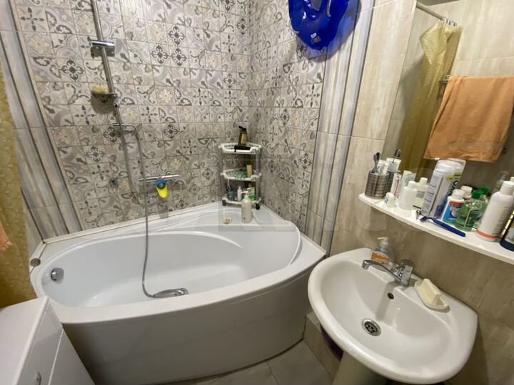 2-к. квартира, 56 м², 1/14 эт.