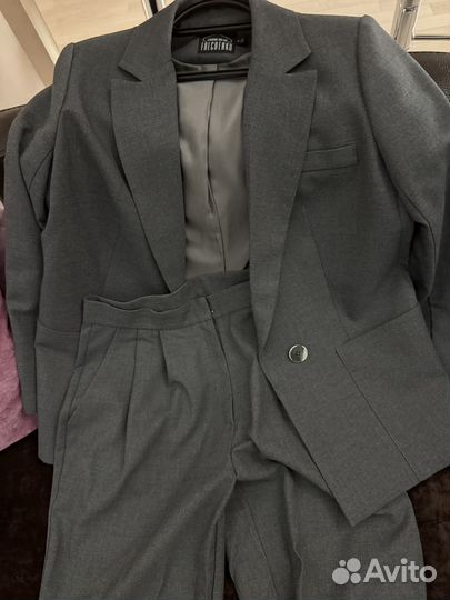 Брючный костюм женский