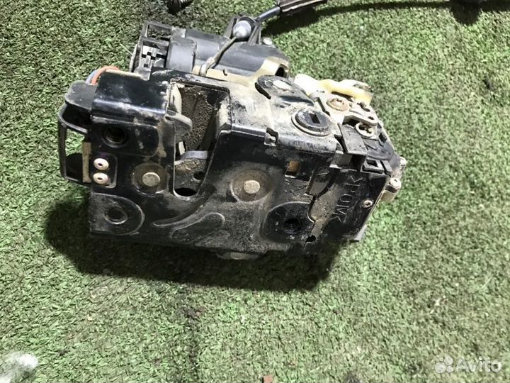 Замок двери задний правый Volkswagen Passat B5 ATW
