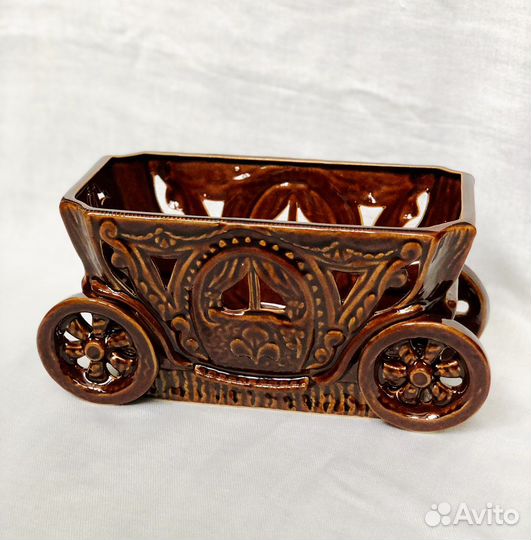 Ваза керамическая резная Карета