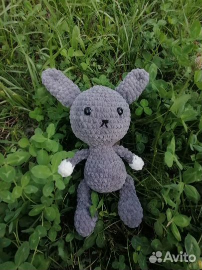 Вязаный заяц. Игрушка. Плюшевый заяц