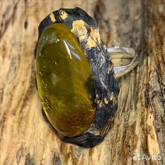 Кольцо янтарное в обрамлении из клёна