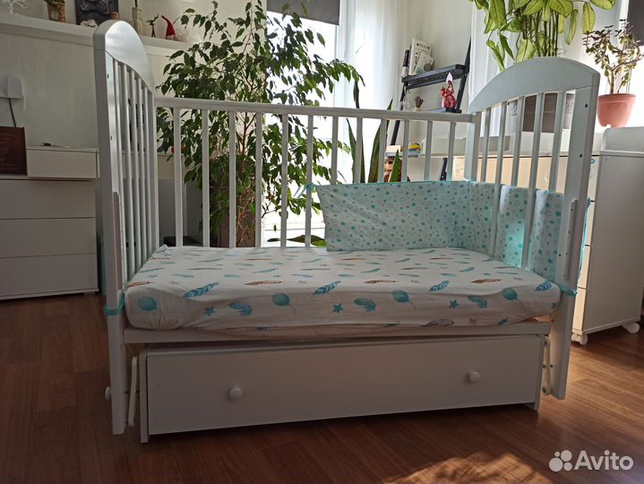 Кроватка детская с маятником и матрасом