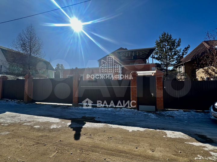 Дом 554,1 м² на участке 12,6 сот.