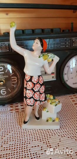 Статуэтка Сборщица яблок Лфз