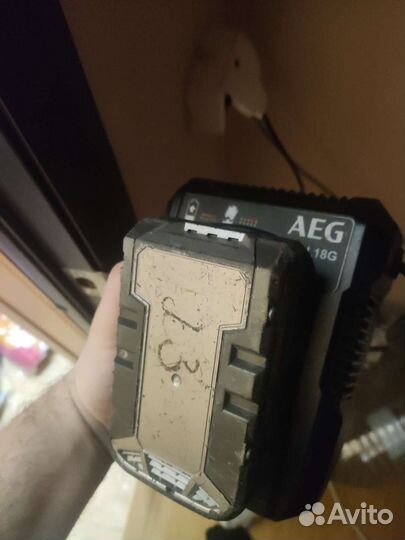 Зарядное устройство для шуруповерта AEG, Makita