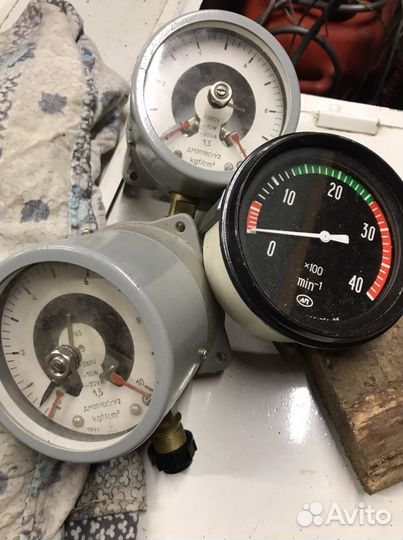 Манометр сигнализационный тахометр