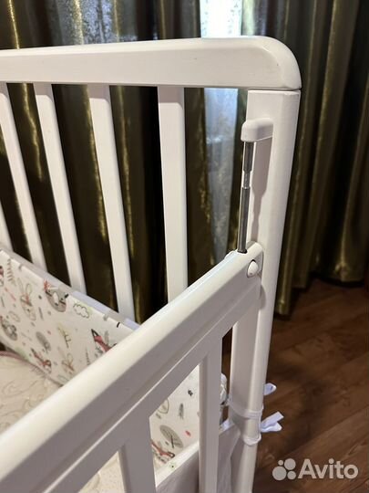 Детская кроватка с маятником