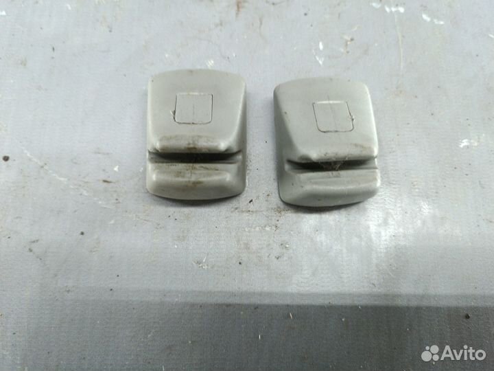 Крючок солнцезащитного козырька Ford Focus 1