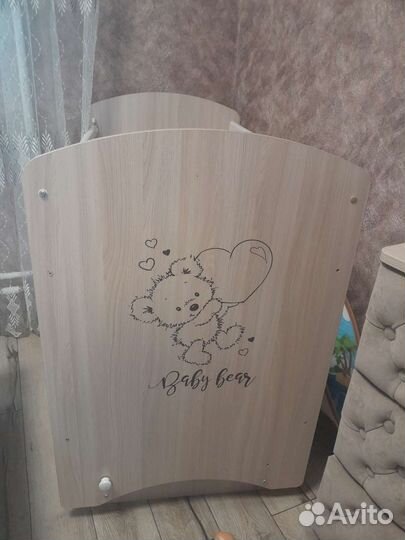 Детская кроватка с маятником и ящиком