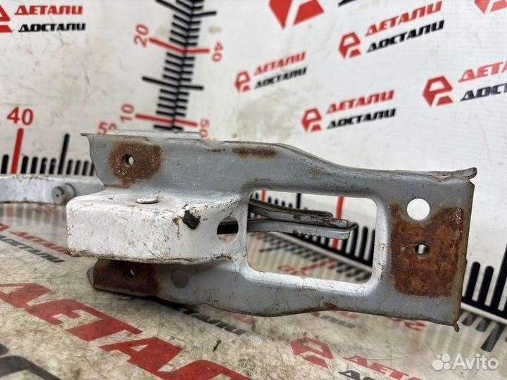 Петля двери багажника Nissan Cefiro A32