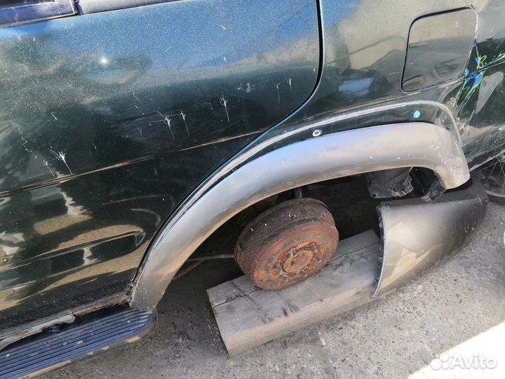 Накладка на заднее левое крыло. Nissan pathfinder