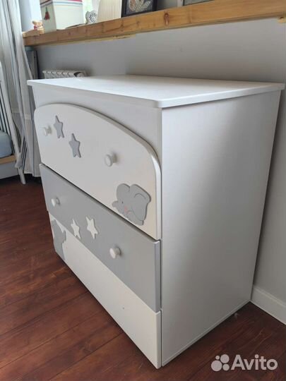 Детская кроватка и комод