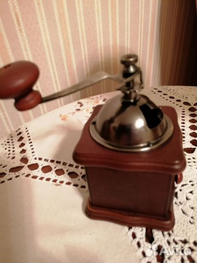 Кофемолка ручная деревянная