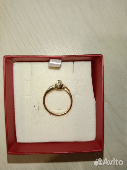 Золотое кольцо с бриллиантом