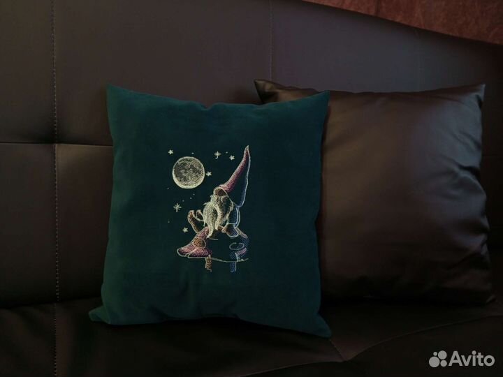 Декоративная подушка с вышивкой