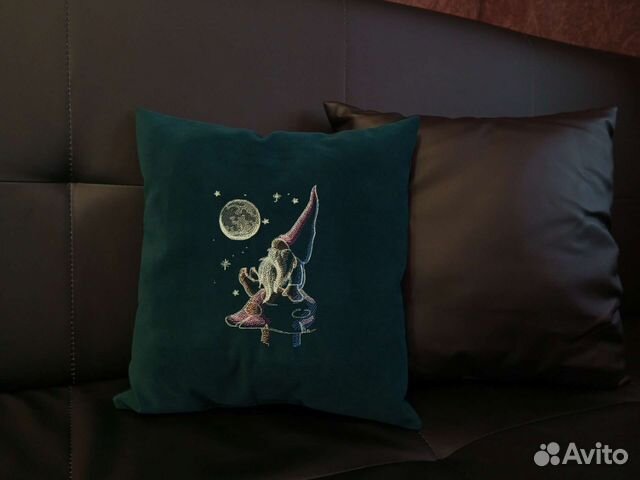 Декоративная подушка с вышивкой