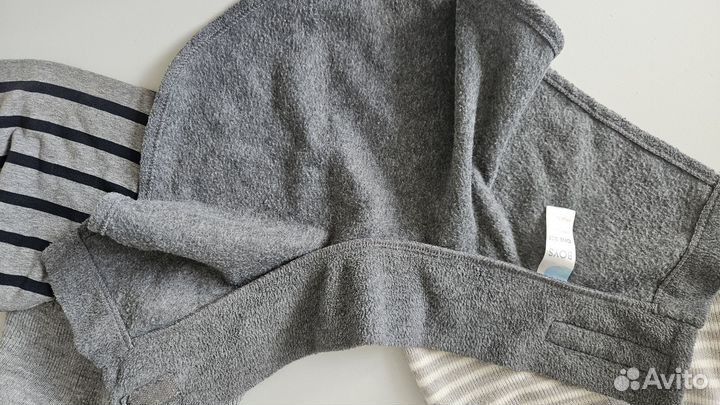 Шапки и манишка детские