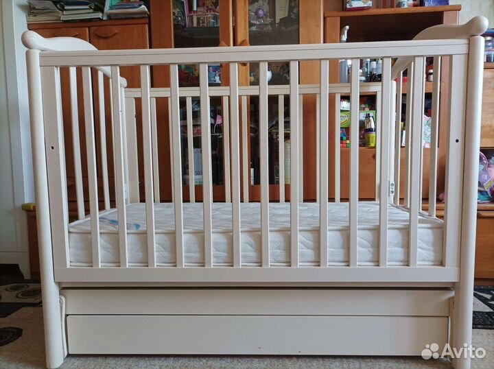 Детская кроватка с маятником и ящиком