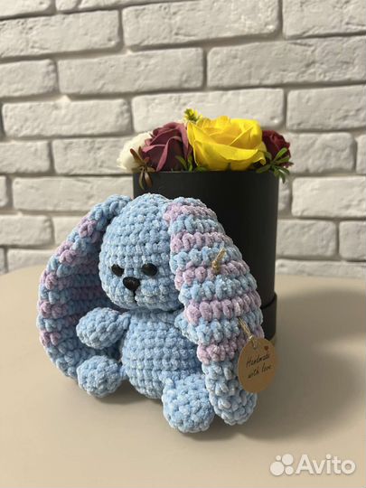 Вязаный плюшевый зайка