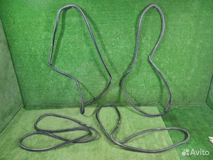 Уплотнитель резинка Audi Q7 4LB BHK (3.6) 2009