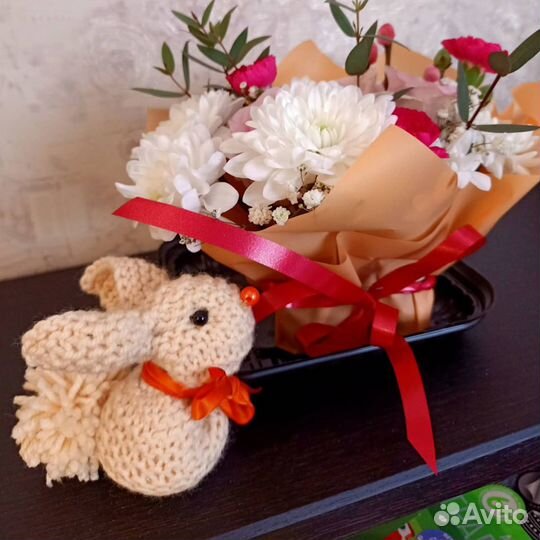 Вязаные кролики игрушки-сувениры