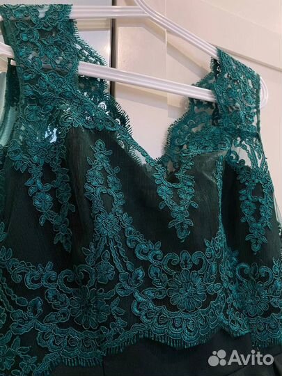 Платье изумрудного цвета