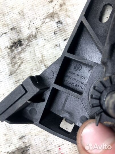 Кронштейн ручки троса открывания капота Volkswagen