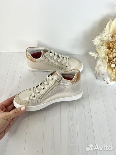 Новые кроссовки Капика нат.кожа