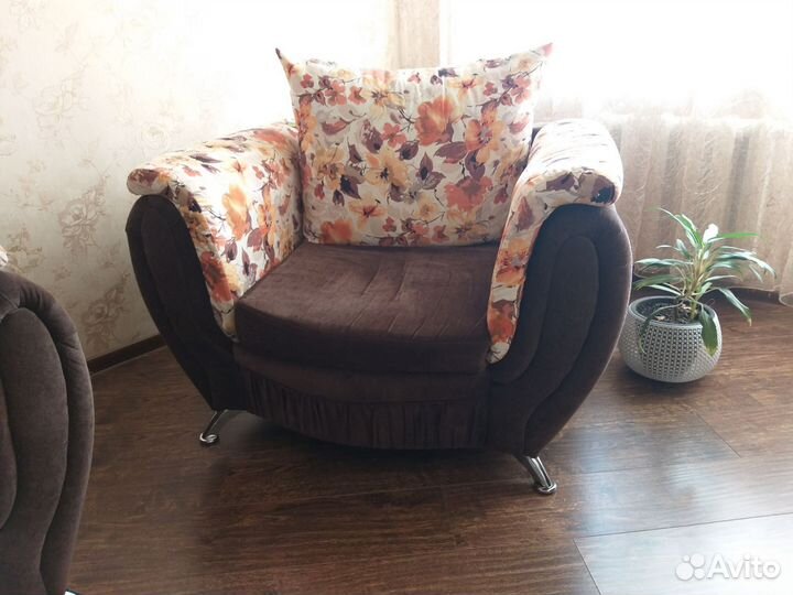 Диван выдвижной 2 кресла и пуфик