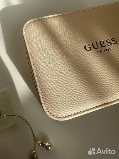 Сундучок от Guess для косметики, украшений