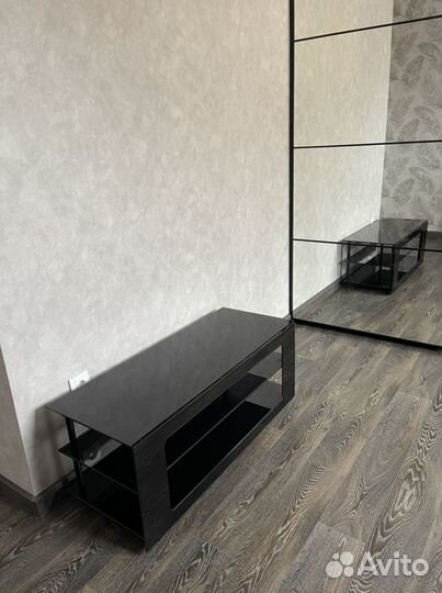 Стеклянная тумба под тв