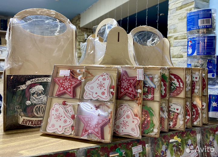 Новогодние гирлянды, украшения, бантики