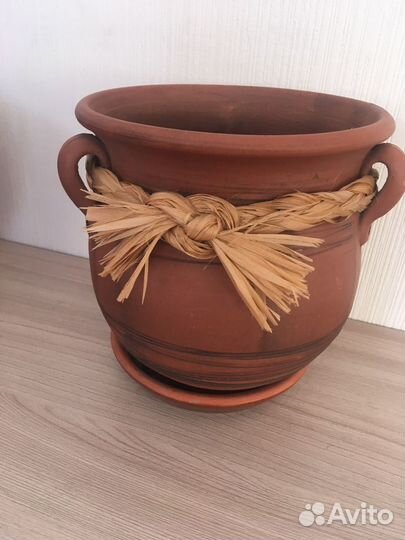 Большой глиняный горшок цветочный