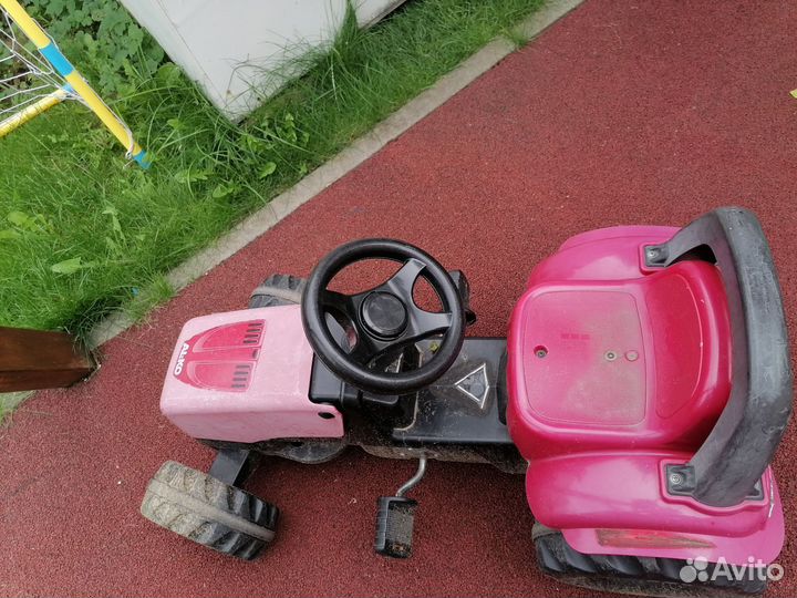 Трактор детский с педальным приводом