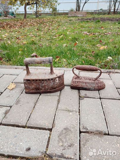 Старинный угольный утюг