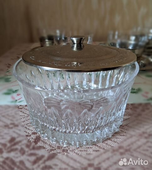 Набор кофейных чашек в подстаканниках и конфетница