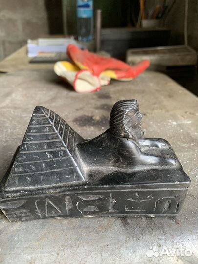 Фигурка сфинкса и пирамиды