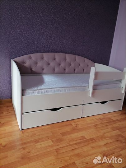Кровать софа с мягкой спинкой в наличии