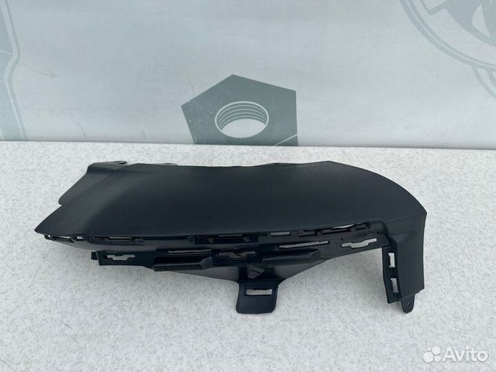 Накладка переднего бампера правая нижняя Mercedes