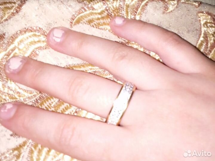 Золотое кольцо с бриллиантом предложите цену
