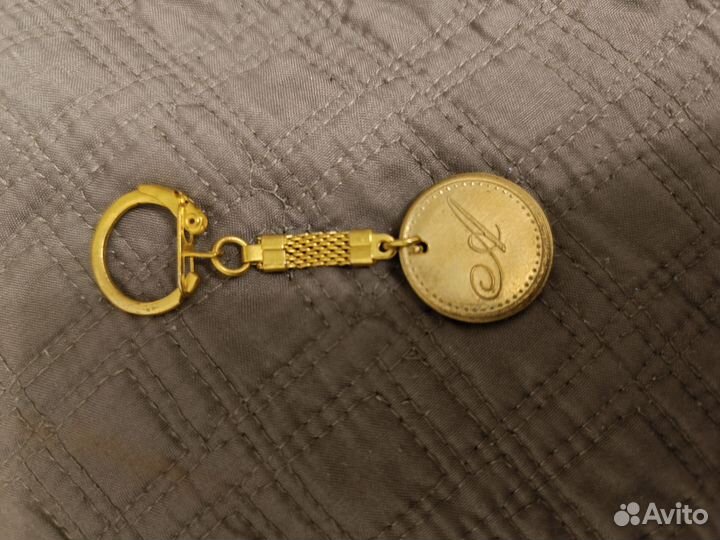 Брелок буква А счастливая монетка