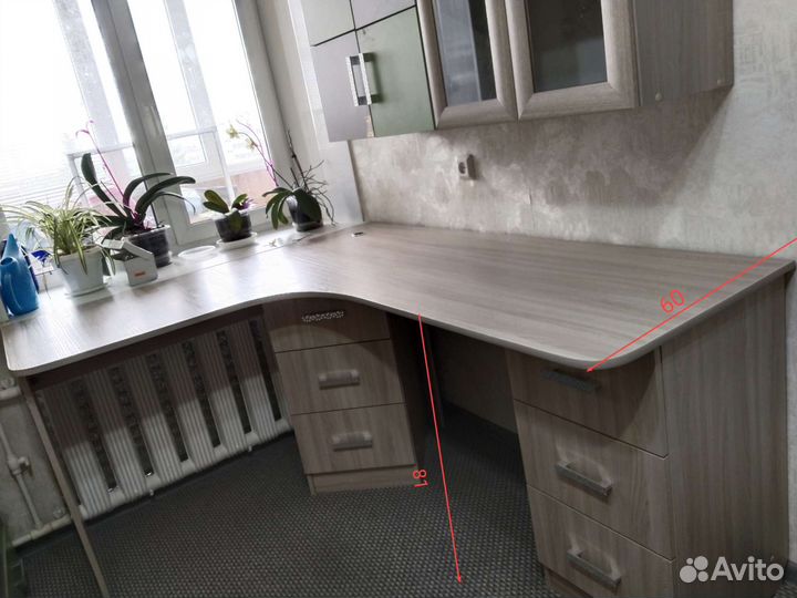 Угловой письменный стол