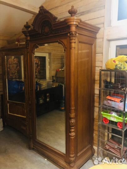 Шкаф старинный из массива дуба