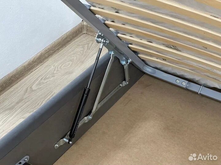 Кровать двухспальная с подьемным механизмом