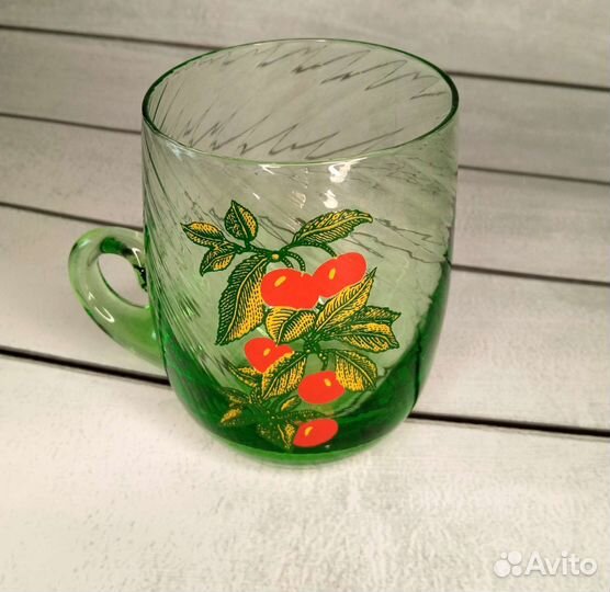 Кружка из цветного стекла с рисунком ягоды - Ретро