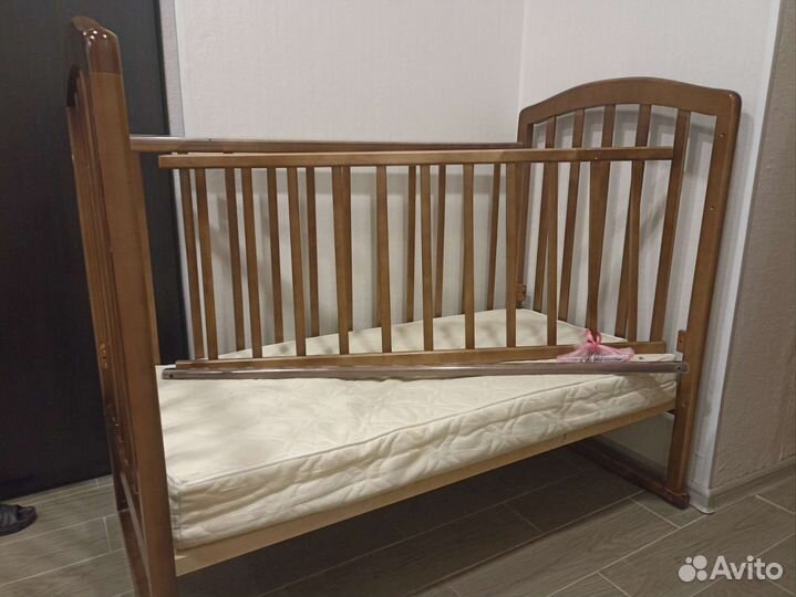 Детская кроватка с универсальным маятником