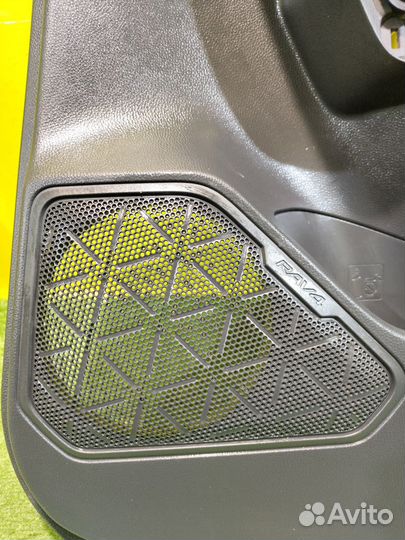 Обшивка двери задней правой Toyota RAV4 2018