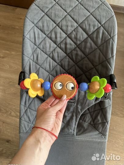 Шезлонг babybjorn с игрушкой оригинал